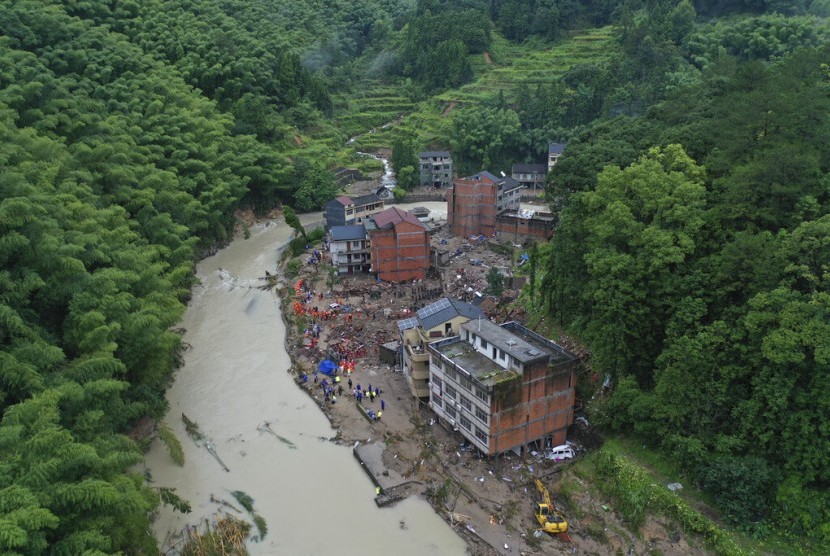 Tim penyelamat mencari korban Topan Lekima di daerah Yongjia, provinsi timur Zhejiang, Cina, Sabtu (10/8).