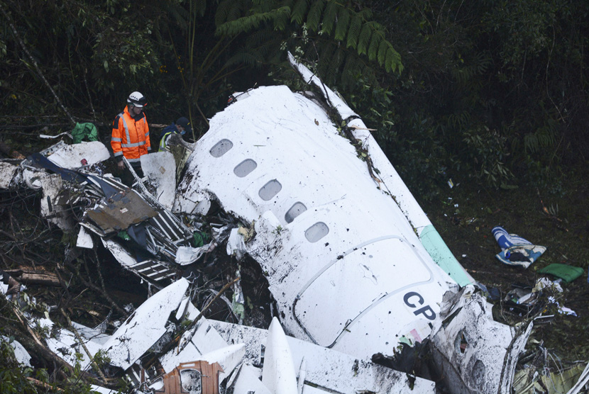 Tim penyelamat mencari  puing-puing pesawat carteran yang jatuh di luar Medellin, Kolombia, Selasa 29 November 2016. 