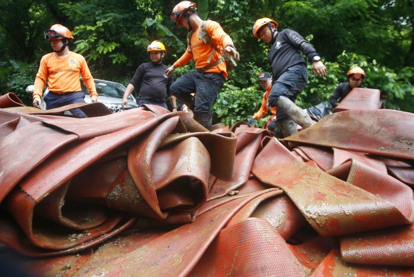 Tim penyelamat mengatur selang dan pompa air dalam pencarian tim sepak bola yang hilang di gua di Mae Sai, Chiang Rai, Thailand, Kamis (28/6).