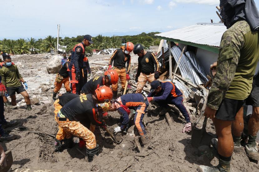  Tim penyelamat mengevakuasi jenazah korban tanah longsor di kota Maguindanao Datu Odin Sinsuat, Filipina selatan pada Ahad (30/10/ 2022). Tanah longsor terjadi dipicu oleh Badai Tropis Nalgae di sebuah desa pesisir Filipina.