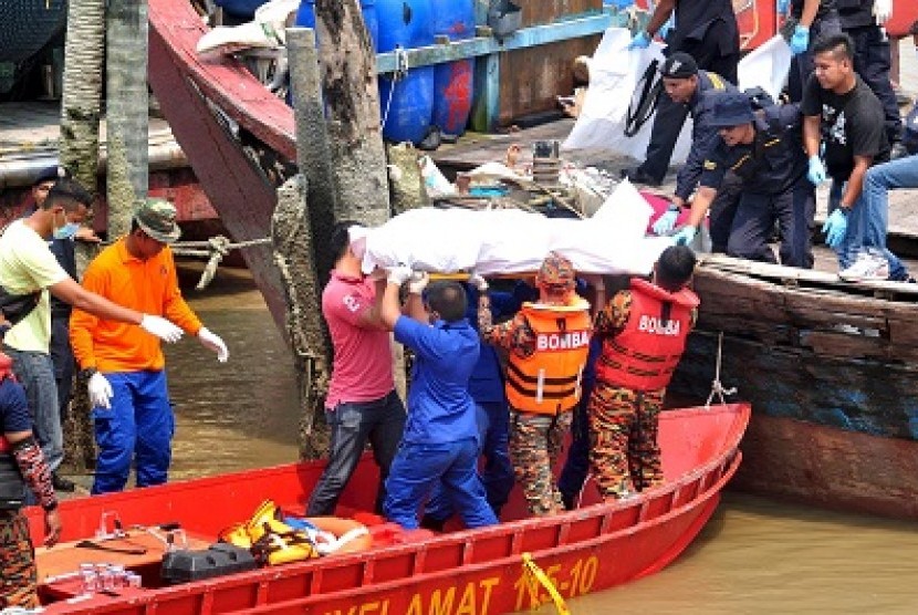 Tim penyelamat mengevakusi korban imigran asal Indonesia di Hutan Melintang, dekat Teluk Intan, Malaysia, Kamis (3/9). 