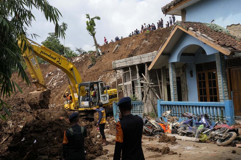Alat berat dikerahkan di lokasi reruntuhan bangunan di Cianjur.