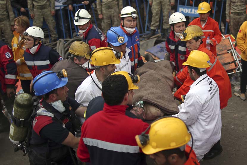   Tim penyelamat menyelamatkan seorang pekerja terjebak dalam tambang batu bara di Soma, Turki Barat, Rabu (14/5).