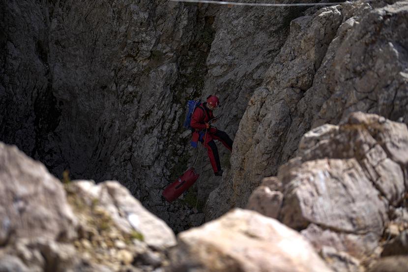 tim penyelamat siap mulai menarik penjelajah gua asal AS, Mark Dickey yang terjebak lebih dari 1.000 meter di bawah tanah