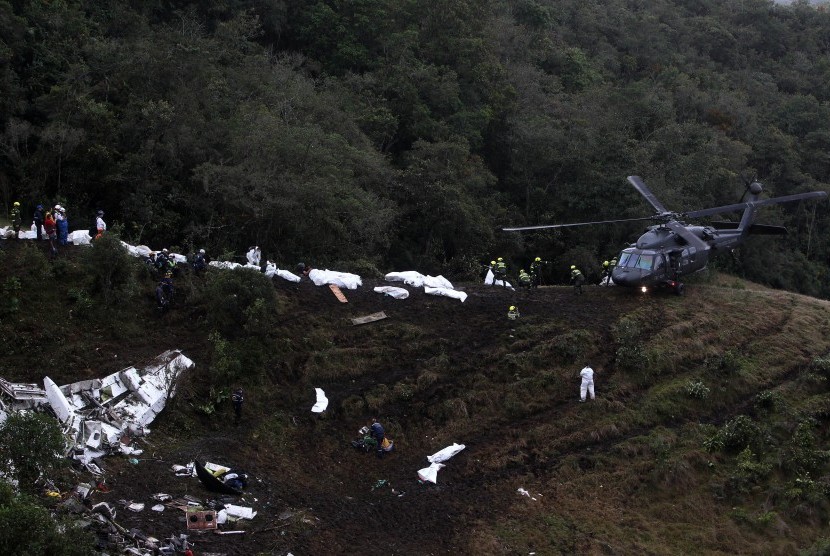 Tim penyelemat melakukan evakuasi di lokasi jatuhnya pesawat yang membawa tim Chapecoense di La Union, Department of Antioquia, Kolombia, Selasa (29/11). 
