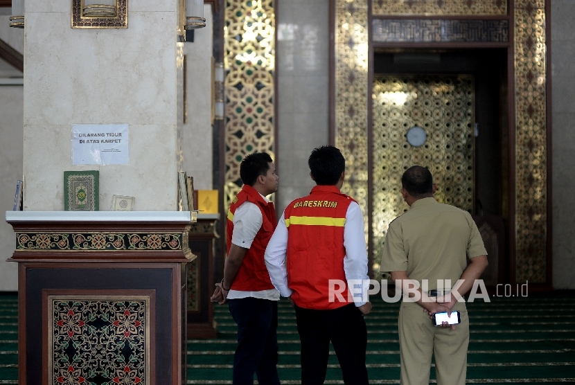 Tim penyidik Bareskrim Polri saat melakukan pemeriksaan fisik Masjid Al-Fauz di Kantor Walikota Jakarta Pusat, Senin (16/1).