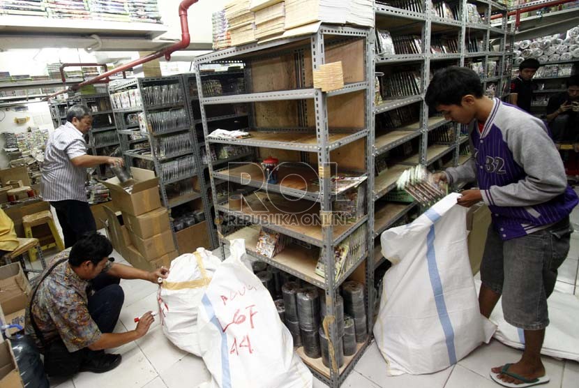   Indonesian police confiscate illegal coppies of DVDs in Jakarta. (illustration)