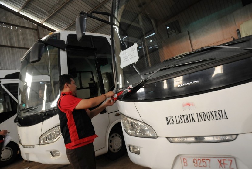 Tim Penyidik Kejaksaan Agung memasang garis kejaksaan saat menyita sejumlah mobil listrik di pabrik perakitan PT. Sarimas Ahmadi Pratama, Jalan Kp. Pondok Rajeg, Cibinong, Kabupaten Bogor, Jawa Barat, Selasa (23/6). 