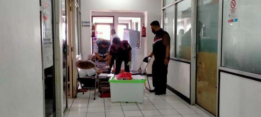 Tim penyidik Kejari Kota Bogor sedang memeriksa sejumlah berkas terkait penyelewengan dana BOS di Kantor Disdik Kota Bogor. (Ilustrasi)
