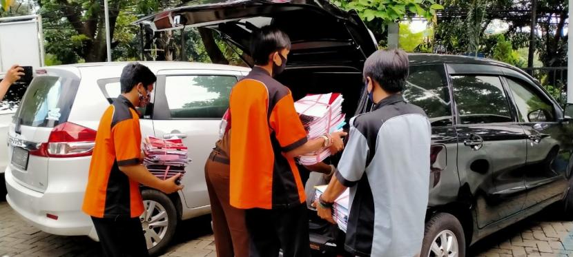 Tim penyidik Kejari Kota Bogor sedang memeriksa sejumlah berkas terkait penyelewengan dana BOS di Kantor Disdik Kota Bogor, Kamis (16/7).