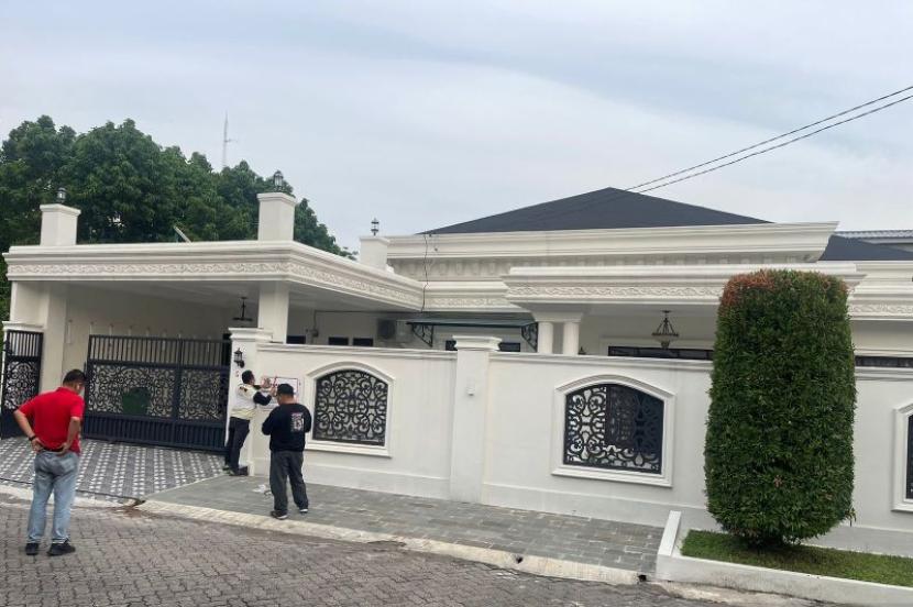 Tim penyidik Komisi Pemberantasan Korupsi (KPK) menyita rumah senilai Rp5,5 miliar di Kota Medan, Sumatera Utara, yang diduga terkait dengan dugaan tindak pidana Korupsi dengan tersangka Bupati Labuhan Batu nonaktif Erik Adtrada Ritonga (EAR)