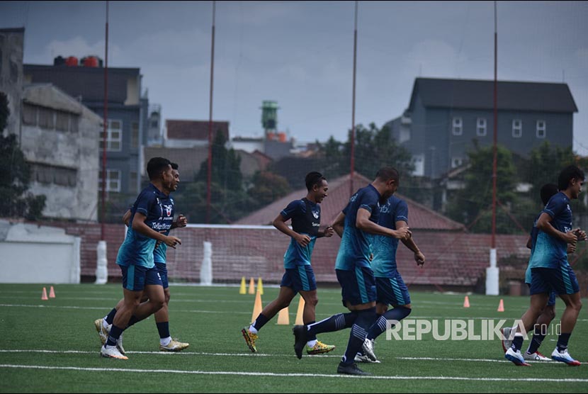 Tim Persib Bandung kembali latihan rutin untuk persiapan seri tiga kompetisi Liga 1 2021/2022 di Lapangan Soccer Republic, Pasteur, Kota Bandung, Rabu (10/11). 