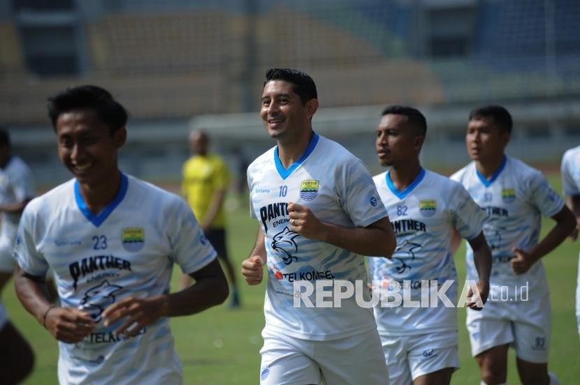 Tim Persib Bandung menggelar sesi latihan perdana di Stadion Gelora Bandung Lautan Api Kota Bandung, Kamis (18/3).