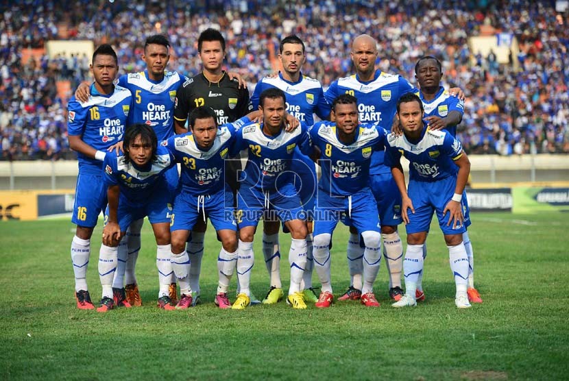  Tim Persib Bandung pada pertandingan Liga Super Indonesia 2013 Putaran II di Stadion Si Jalak Harupat, Bandung, Selasa (20/8).   (Republika/Yogi Ardhi)