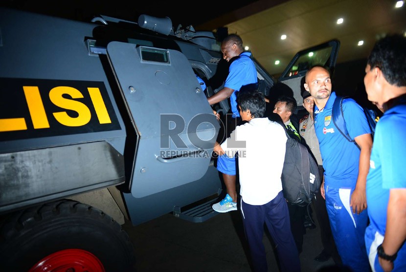  Tim Persib menaiki kendaraan perintis Barracuda di rest area Tol Cikampek, menuju tempat yang dirahasiakan, Sabtu (22/6).  (Republika/Yogi Ardhi)