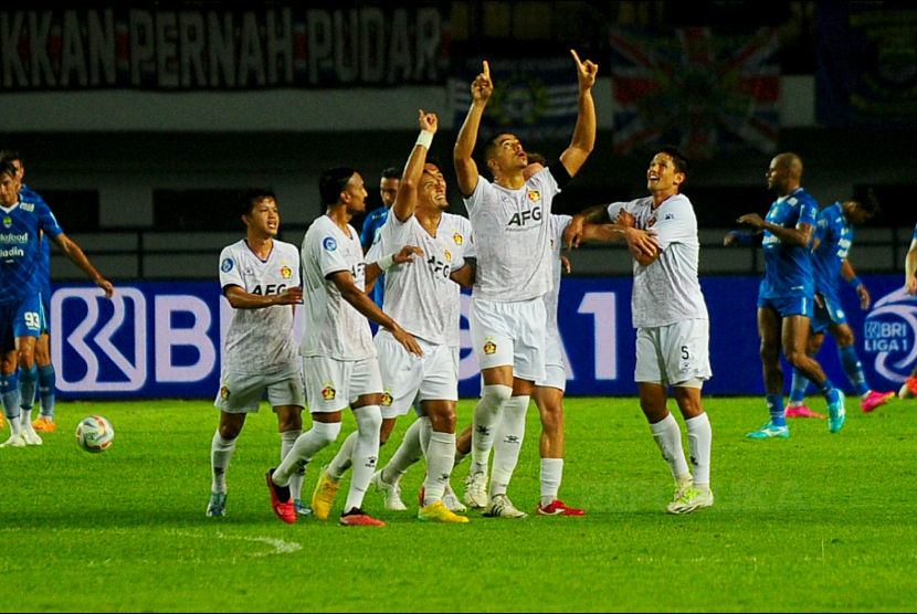 Tim Persik Kediri merayakan gol keduanya yang dicetak Anderson do Nascimento pada laga Liga 1 Indonesia antara Persib Bandung melawan Persik Kediri di Stadion GBLA, Bandung, Ahad (10/12/2023).