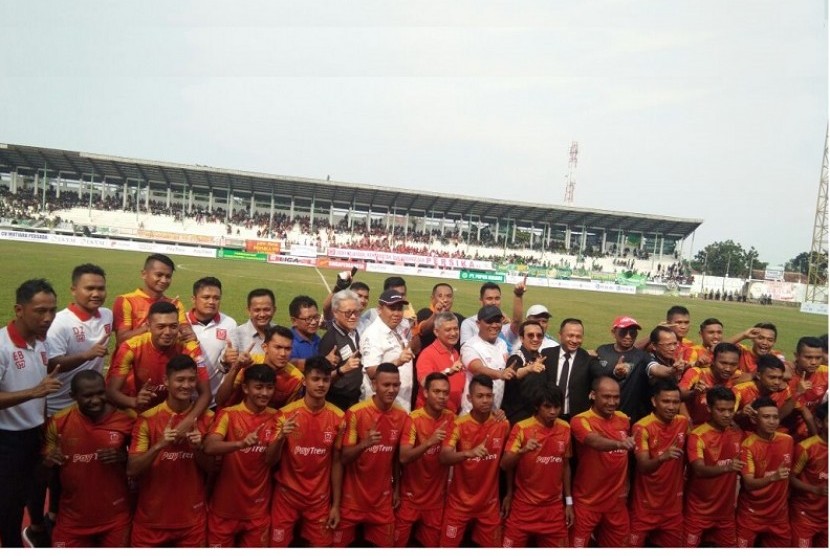 Tim Persika Karawang bersama pengurus dan donatur klub.