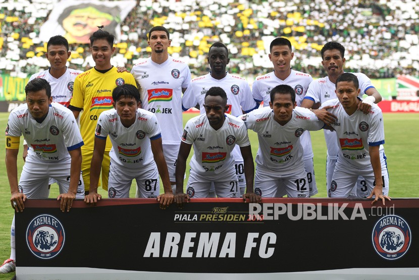 Tim pesepak bola Arema FC saat laga final leg 1 Piala Presiden 2019 melawan Persebaya Surabya di Gelora Bung Tomo, Surabaya, Jawa Timur, Selasa (9/4/2019). 