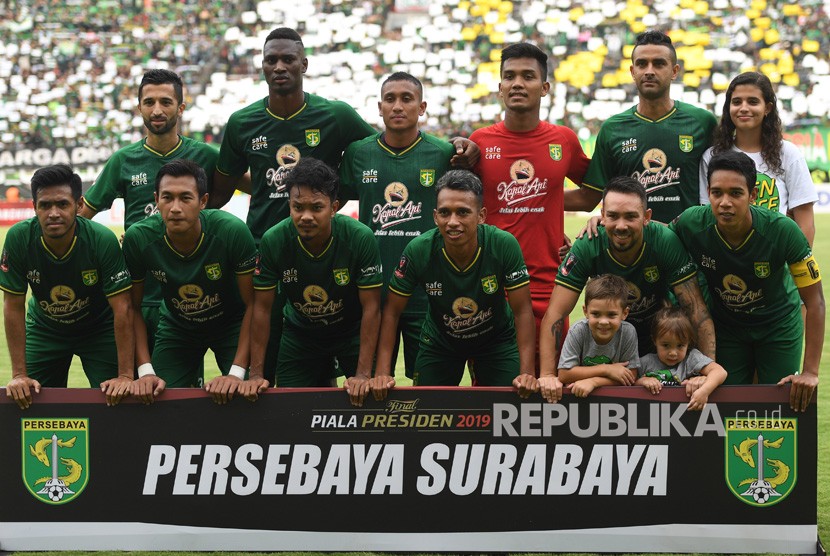 Tim pesepak bola Persebaya Surabaya saat laga final leg 1 Piala Presiden 2019 melawan Arema FC di Gelora Bung Tomo, Surabaya, Jawa Timur, Selasa (9/4/2019).