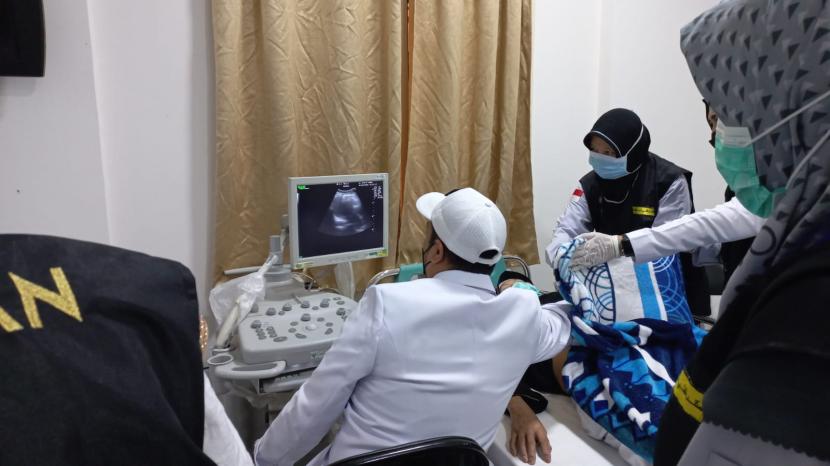 Tim petugas medis Kantor Kesehatan Haji Indonesia (KKHI) Madinah mulai melakukan Medical Check Up (MCU) terhadap jamaah haji, Senin (20/6). MCU ini dilakukan dua minggu sebelum Armuzna sesuai arahan dari Kepala Pusat Kesehatan Haji Budi Sylvana .