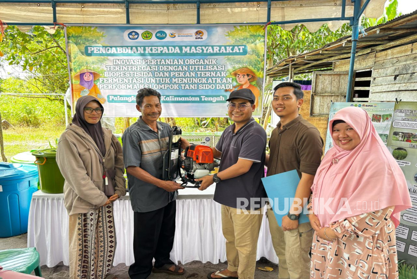 Tim PKM Dosen UPR menyerahkan peralatan pertanian kepada Kelompok Tani Sido Dadi. 