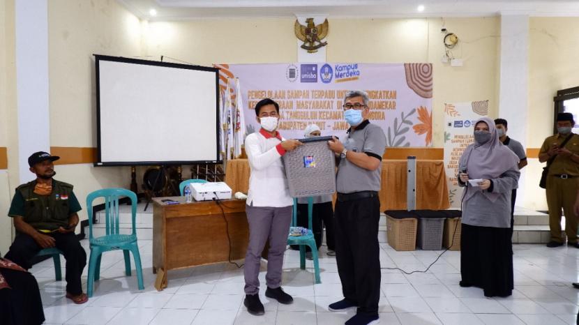 Tim PKM Merdeka Belajar Kampus Merdeka (MBKM) dan LPPM Unisba mengelar pelatihan pengolahan sampah terpadi di dua desa di Kabupaten Garut.