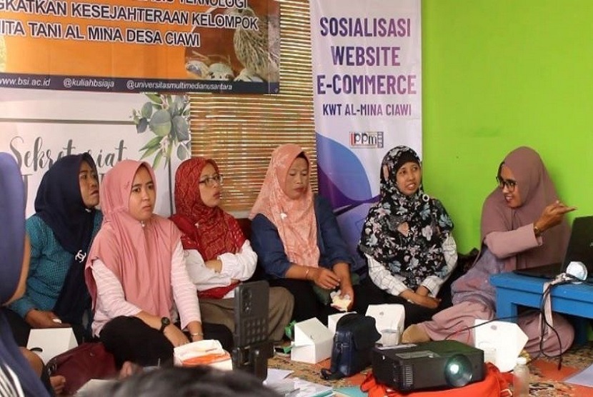 Tim PKM Universitas BSI latih Kelompok Wanita Tani Al Mina Ciawi dengan tema sosialisasi website ecommerce
