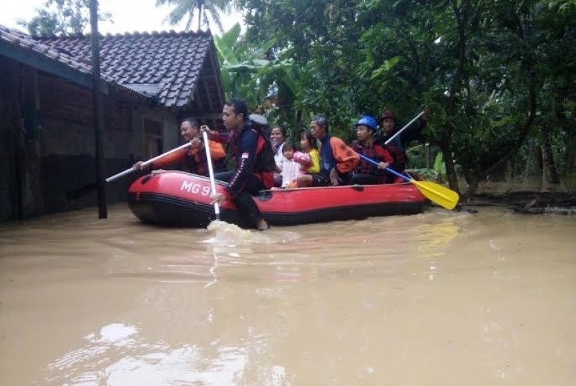 Tim PKPU membantu evakuasi korban banjir di Jawa Tengah.