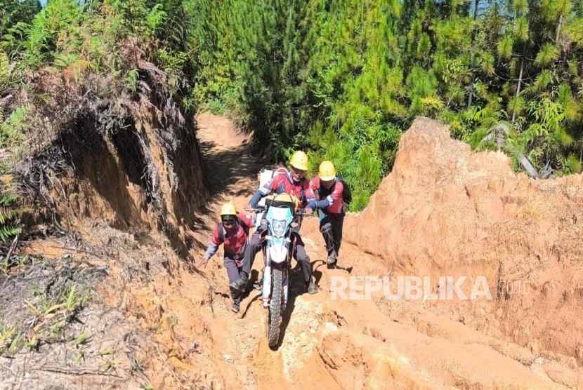 Tim PLN menempuh medan berat dengan jalan berlumpur dan terjal demi mengalirkan listrik ke sekolah-sekolah di wilayah yang selama ini belum terjangkau jaringan listrik konvensional.