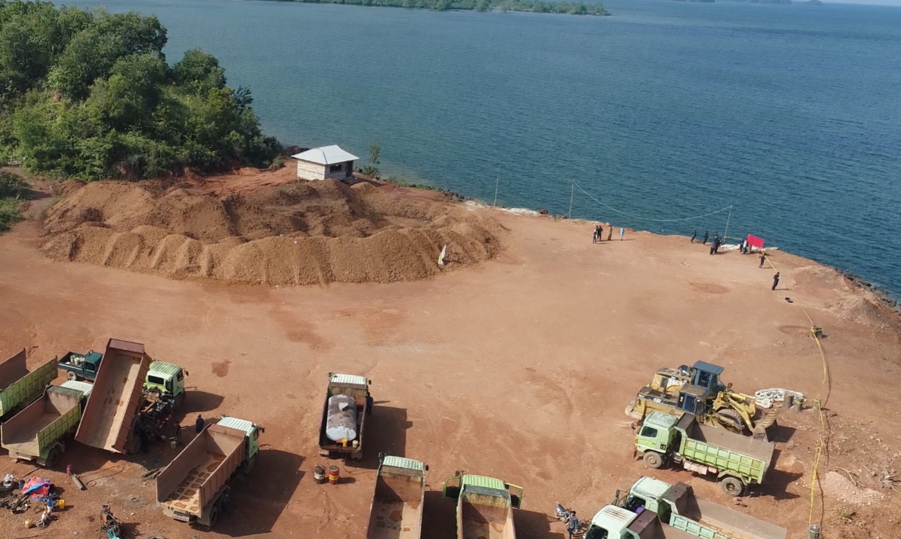Tim Polisi Khusus Pengelolaan Wilayah Pesisir dan Pulau-Pulau Kecil (Polsus PWP3K) Pangkalan PSKDP Batam menghentikan sementara kegiatan pemanfaatan ruang laut tanpa izin berupa  kegiatan pembangunan terminal khusus (tersus) dan rekamasi di Kecamatan Singkep Barat, Kabupaten Lingga, Kepulauan Riau, Selasa (6/5/2025). Penghentian sementara dilakukan karena terindikasi tidak memiliki perizinan dasar.