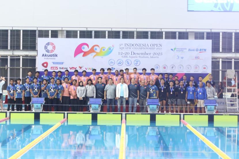 Penyerahan medali polo air putra U-18 5th Indonesia Open Aquatic Championship (IOAC) 2023. Tim polo air DKI A berjaya pada final polo air putra KU-18 dengan mengalahkan BSB WP 19-7.