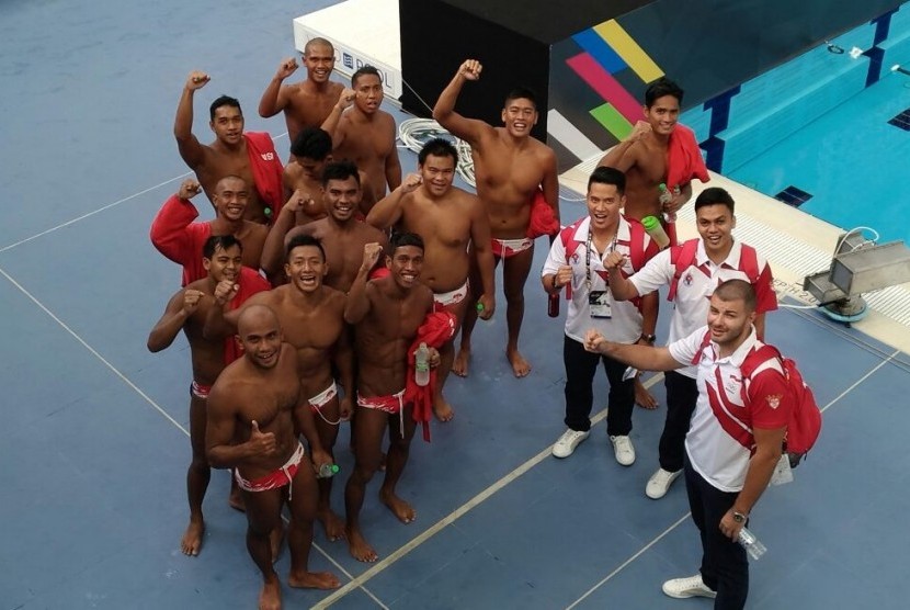 Tim polo air putra Indonesia seusai mengalahkan Malaysia pada pertandingan perdana, Selasa (15/8).