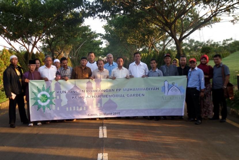 Tim PP Muhammadiyah berkesempatan meninjau lokasi pemakaman Muslim yang dikelola AAMG di Kawarang.