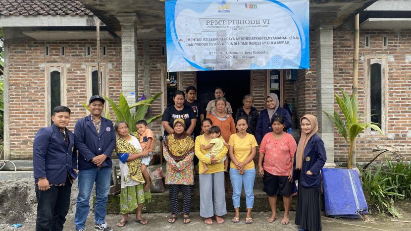 Tim PPMT Unimma berpose bersama dengan para pelaku home industry di Magelang, Jawa Tengah.