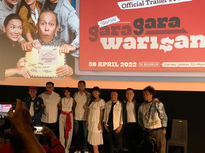 Tim produksi dan pemain film Gara-Gara Warisan dalam acara konferensi pers launching Trailer Film Gara-Gara Warisan di Metropol XXI, Jakarta Pusat, Kamis (24/3). 