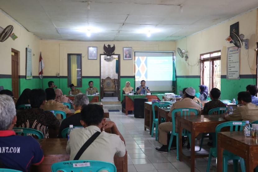 Tim Program kampung Universitas Muhammadiyah Purwokerto (UMP) mengadakan pelatihan pengembangan desa wisata berbasis kearifan lokal dan peran koperasi dalam pemberdayaan UMKM di Balai Desa Gumelem Kulon, Banjarnegara, Selasa, (27/12/2022).