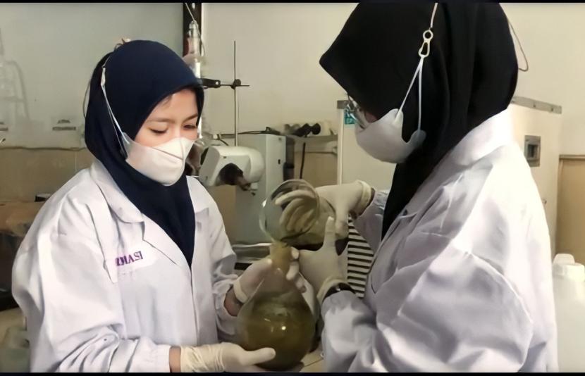  Tim Program Kreativitas Mahasiswa (PKM) Universitas Muhammadiyah Malang (UMM) mengembangkan paper soap antiseptic dari ekstrak daun jambu air. 