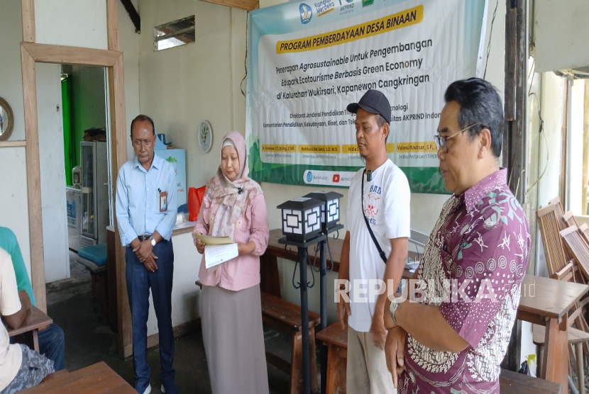 Tim Program Pemberdayaan Desa Binaan Universitas AKPRIND Indonesia mengaplikasikan 15 unit lampu hias taman dan satu unit lampu penerangan jalan berbasis panel surya di kawasan wisata Wana Jonggol di Dusun Karang Pakis, Wukirsari, Cangkringan, Kabupaten Sleman.