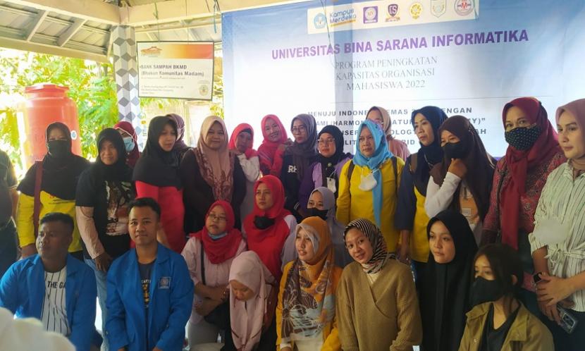 Tim Program Peningkatan Kapasitas (PPK) Organisasi Mahasiswa (ormawa) Universitas BSI (Bina Sarana Informatika) sukses mengadakan sosialisasi crafting sampah di kelurahan Bambu Apus, Cipayung, Jakarta Timur, Jumat (23/9/2022) lalu. 