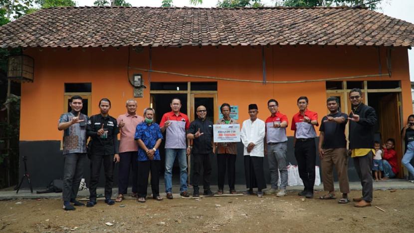 Tim Program Sedekah Kemanusiaan BWA dan Tim CSR JNE menyerahkan bantuan bedah rumah kepada Pak Burhan  di Desa Kaduagung Tengah, Kecamatan Cibadak, Kabupaten Lebak, Banten.