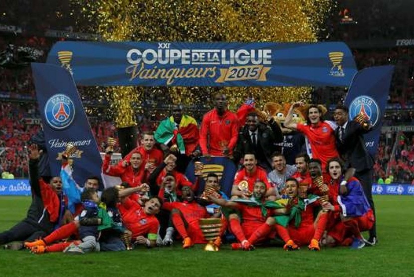 Tim PSG merayakan gelar juara Piala Liga Prancis 2014/2015