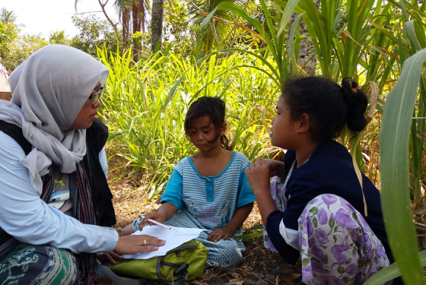 Tim Pshycological First Aid (PFA) Dompet Dhuafa melakukan kegiatan penilaiai stres dan trauma, play terapy, konseling pada anak yang trauma gempa Lombok. 