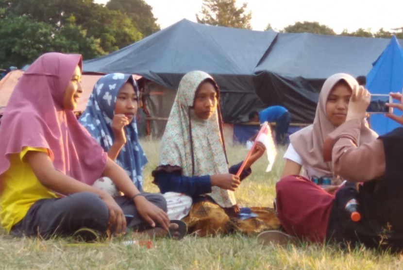 Tim psikolog yang dikirim Dompet Dhuafa tengah melakukan pemulihan psikologis anak-anak untuk mengurangi trauma di Dusun Lebak Dayah, Lombok Timur, NTB. 
