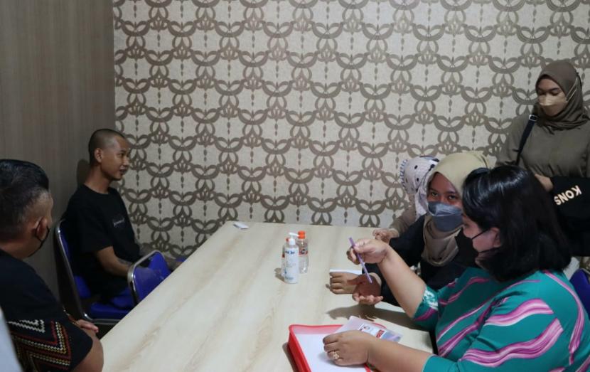 Tim Psikologi biro Psikologi SSDM Mabes Polri melakukan observasi dan pemeriksaan kejiwaan tersangka kasus pembunuhan dan mutilasi, Imam Sobari, di Mapolres Semarang, Selasa (2/8).