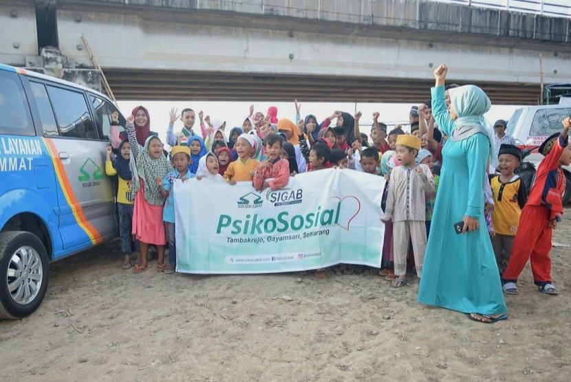 Tim Psikososial Solusi Zakat ajak anak- anak Tambakrejo, yang terdampak penggusuran normalisasi sungai Banjir Kanal Timur (BKT) bergembira