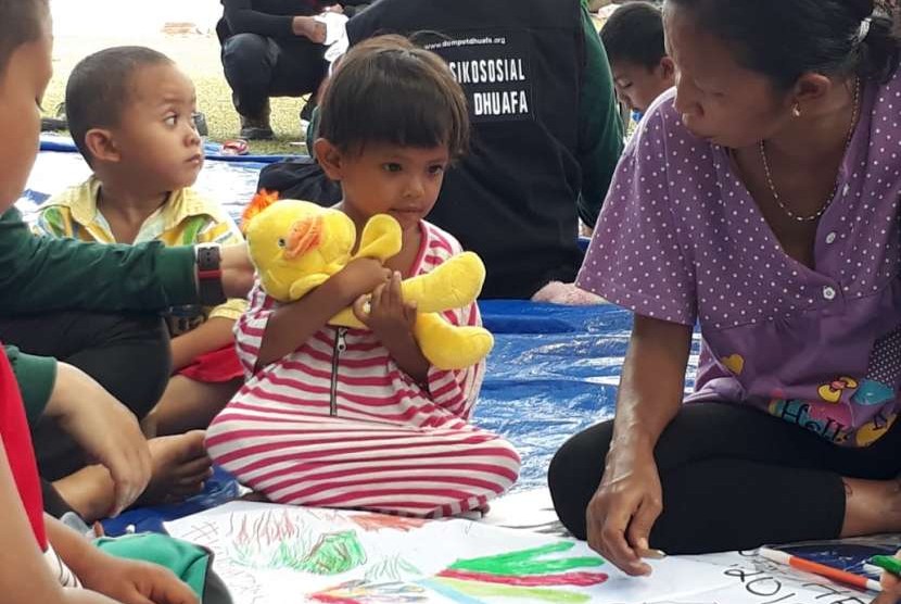 Tim Psychological First Aid (PFA) Dompet Dhuafa beri pendampingan anak-anak korban gempa bumi dan tsunami di Kota Palu, Sulawesi Tengah pada Rabu (10/10). 