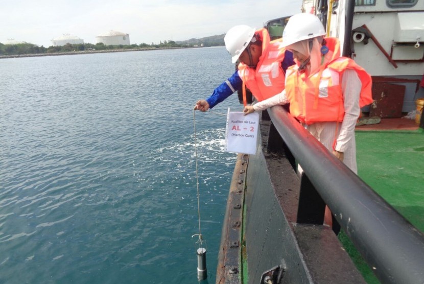 Tim PTSI melakukan sampling air laut untuk pekerjaan waste water discahrge monitoring dan welll water quality monitoring di PT Arun NGL di Lhkoseumawe, Aceh.