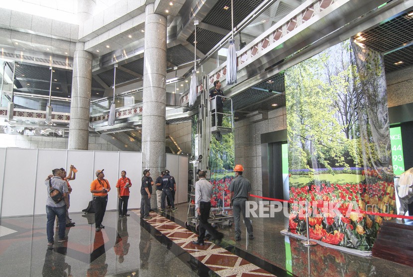 Tim Pusat Laboratorium Forensik (Puslabfor) Polri melakukan pemeriksaan pada lantai mezanine selasar lobi utama gedung Bursa Efek Indonesia (BEI), Jakarta, Selasa (16/1). 