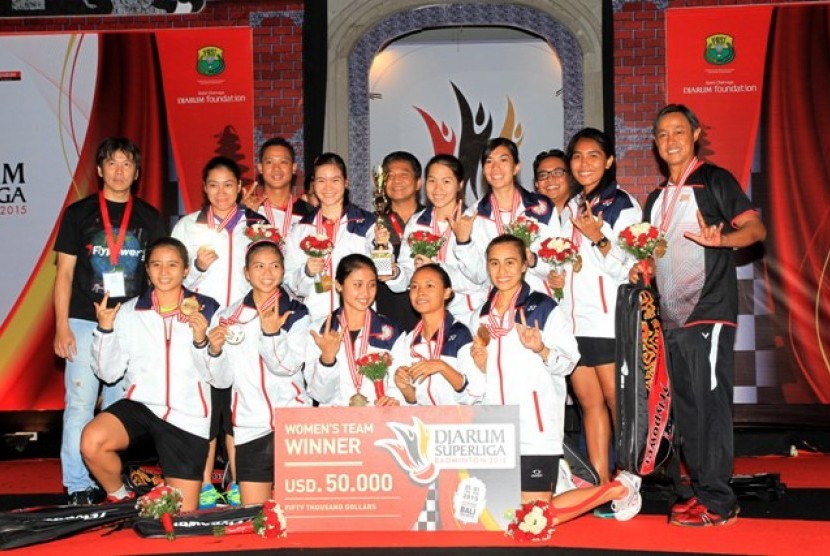 Tim putri Jaya Raya Jakarta merayakan keberhasilan menjadi juara Djarum Superliga Badminton 2015.