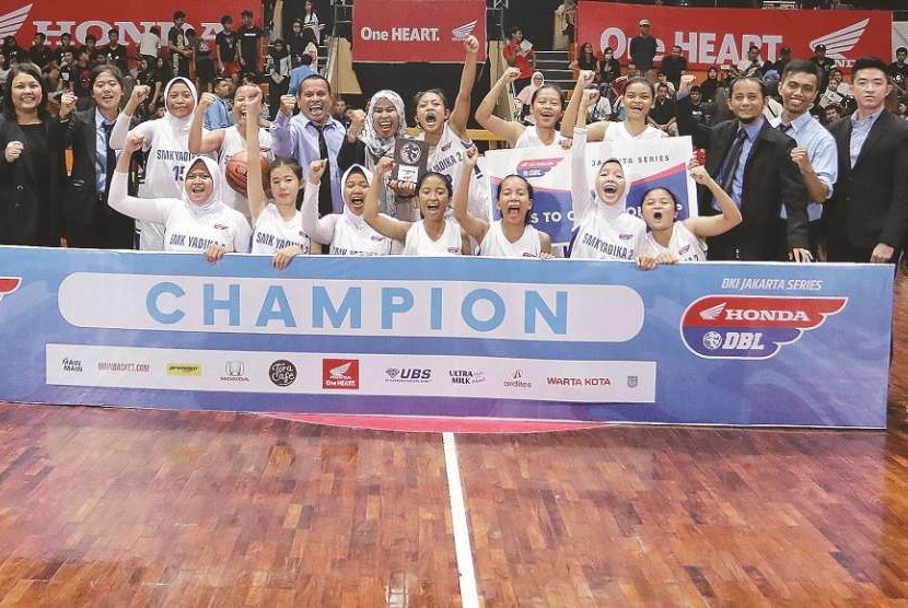 Tim Putri SMK Yadika 2 Jakarta merengkuh juara Honda DBL DKI Jakarta Series 2018 - West Region.